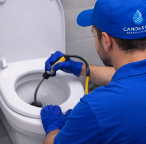 Desentupidora 24 horas com atendimento imediato. Desentupimento de pia, vaso sanitário e limpeza de fossa. Solicite atendimento.