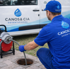 Desentupidora 24 horas com atendimento imediato. Desentupimento de pia, vaso sanitário e limpeza de fossa. Solicite atendimento.